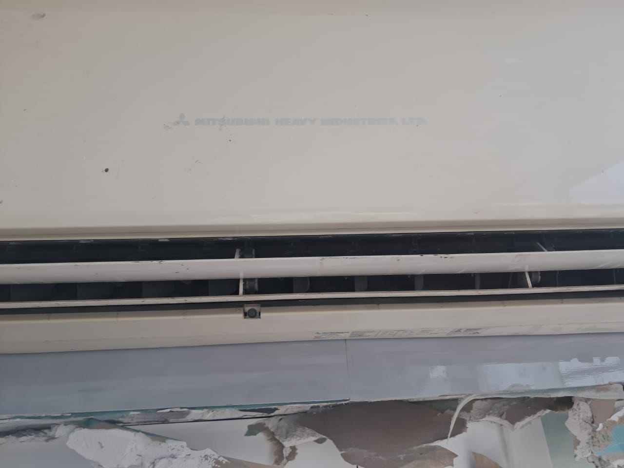 تركيب وحدة تكييف جديدة عالية الكفاءة