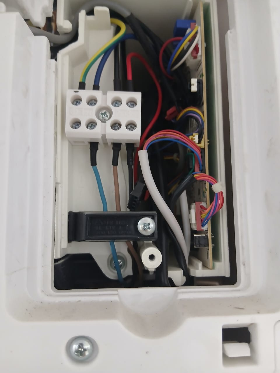 تضبيط كهرباء تكييف وتوصيل الأسلاك